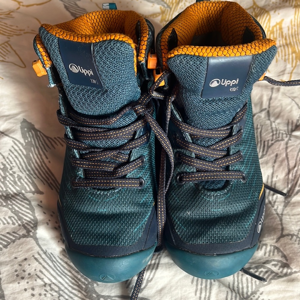 Uppi Kids size 12 hiking boots
